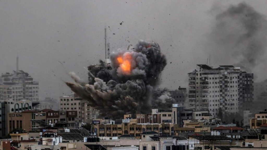 Israil Gazzedeki El Ehali Hastanesini bombaladi